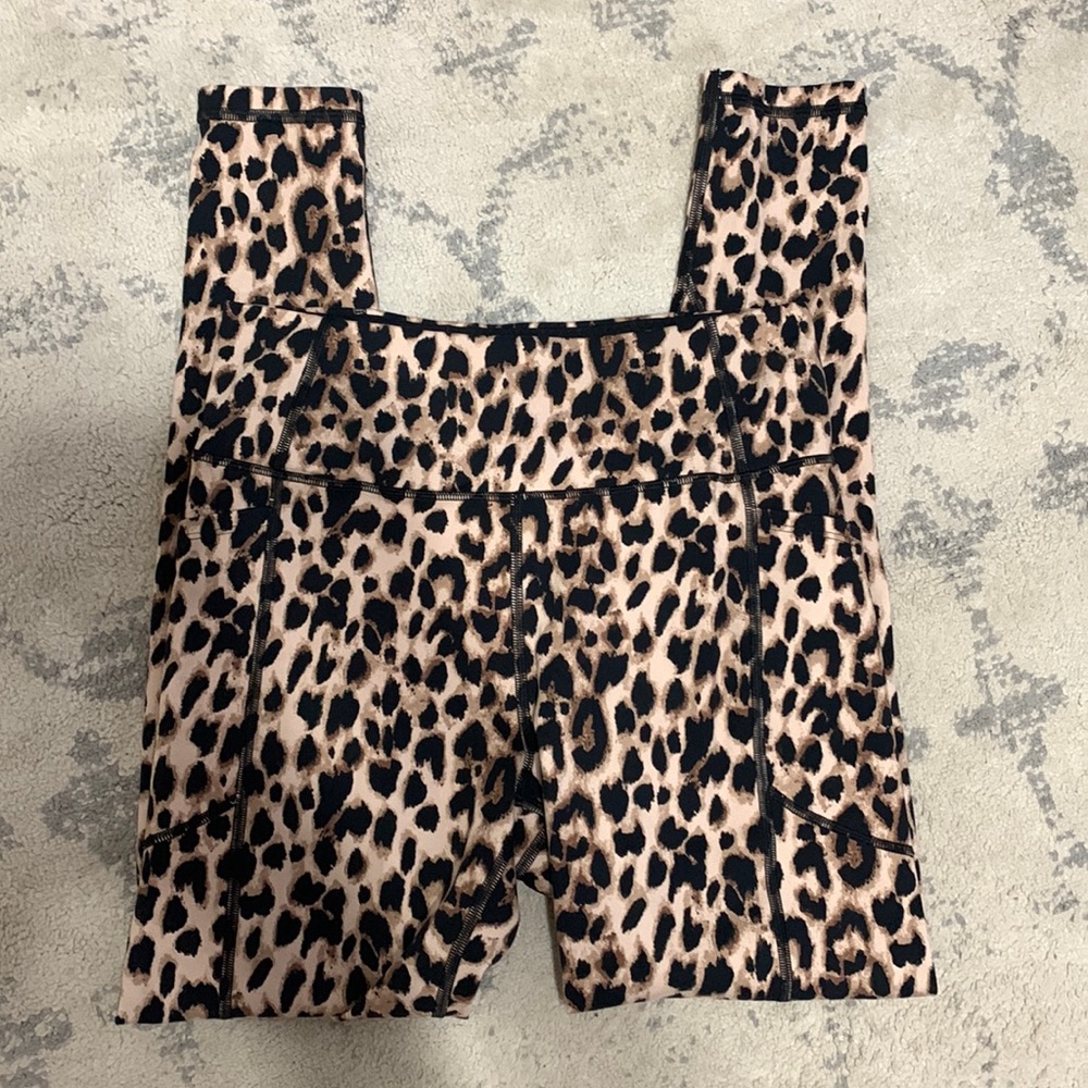 Victoria’s Secret sports leggings with pockets. They’re in great condition.